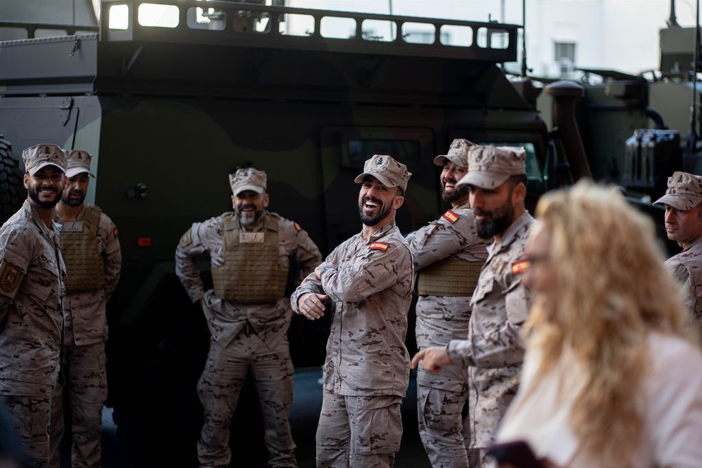 Militares esperando el comienzo del desfile