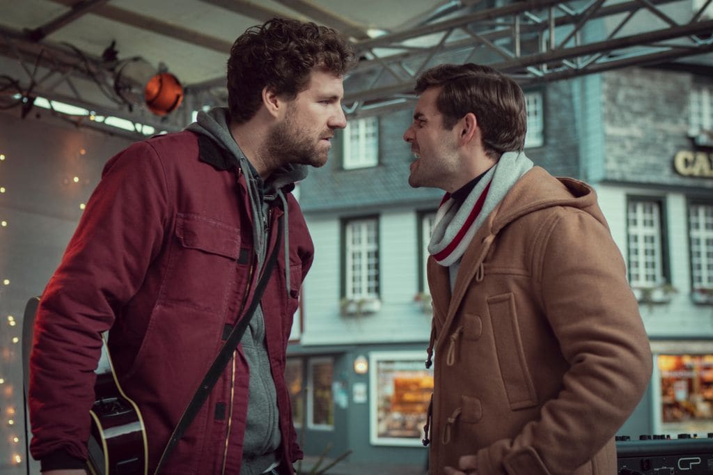 Al volver a casa por Navidad, el protagonista descubre que su hermano está saliendo con su exnovia