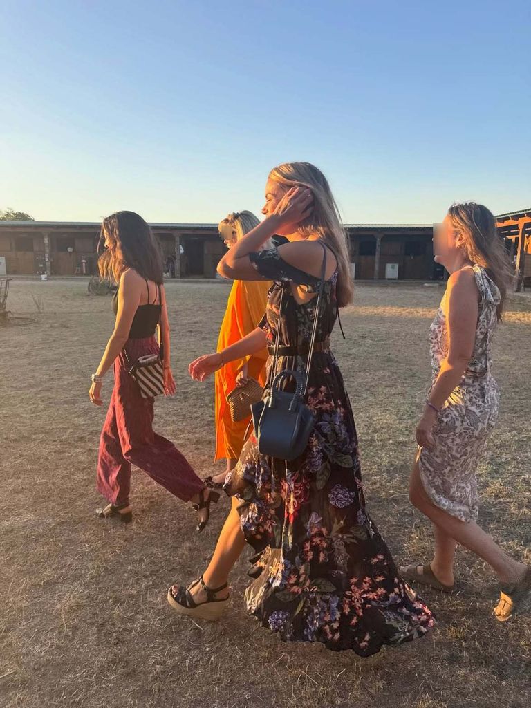 Carla Goyanes con vestido floral y cuñas en una noche en Madrid con sus amigas.