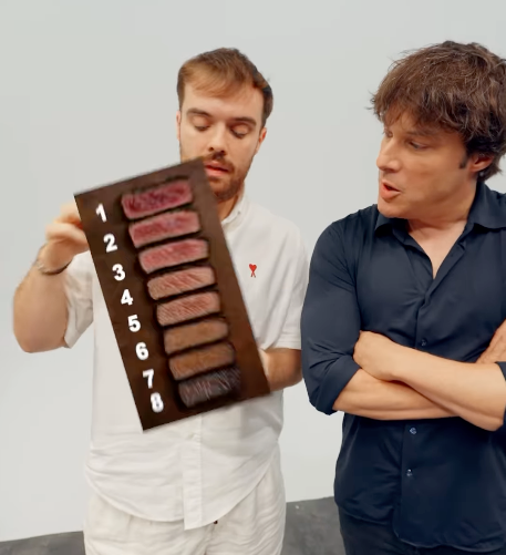 Ibai con Jordi Cruz, que le explica en qué consiste cada punto de la carne.