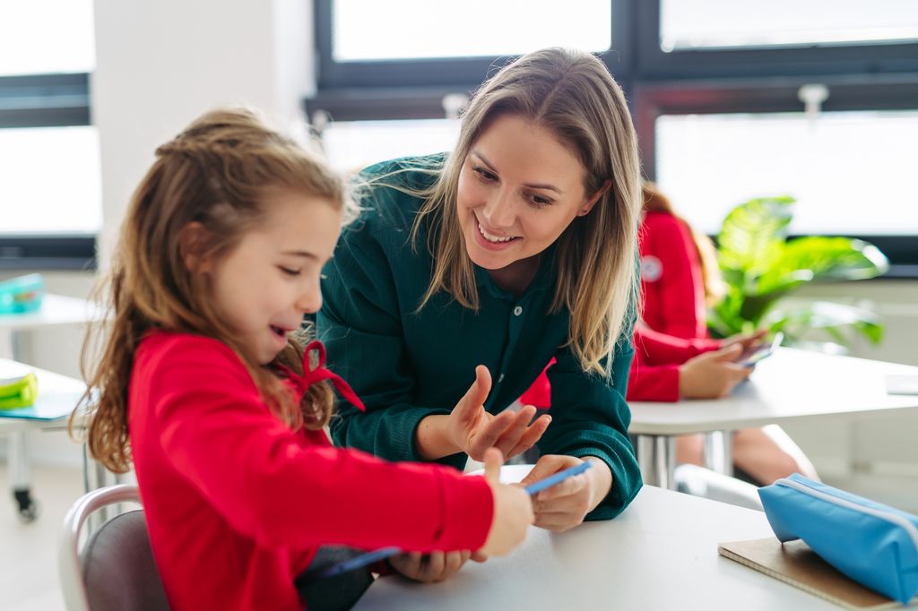Profesora con una niña en clase