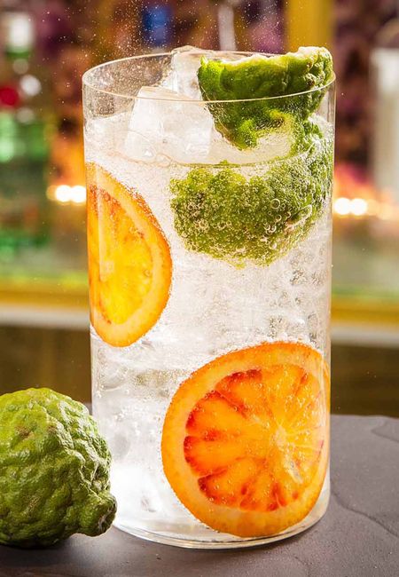 ‘Asian Dreams’

Ingredientes:

5 cl de Tanqueray London Dry

20 cl de Tónica Schweppes

Lima kaffir

Naranja sanguina

Servido en un vaso que representa la manera más clásica de beber Gin tonic, este combinado cuenta con un toque muy especial aportado por la lima kaffir. Esta lima, procedente del sudeste asiático, es muy aromática y aporta el matiz exótico y especiado. Diego Cabrera la eligió porque ‘al estar formada por cuatro botánicos, permite jugar más con el toque cítrico, que se añade con esta lima y con la naranja sanguínea’.
