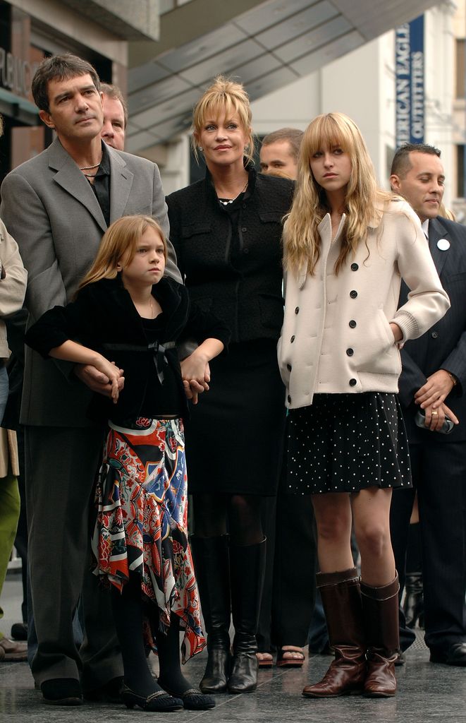 La foto muestra a Antonio Banderas recibiendo su estrella en el Paseo de la Fama de Hollywood el 18 de octubre de 2005
