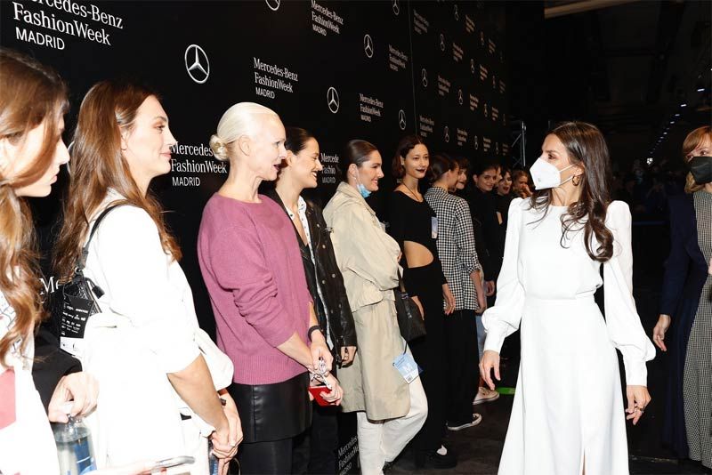 Doña Letizia ha conocido a las modelos que han participado en esta edición de la pasarela
