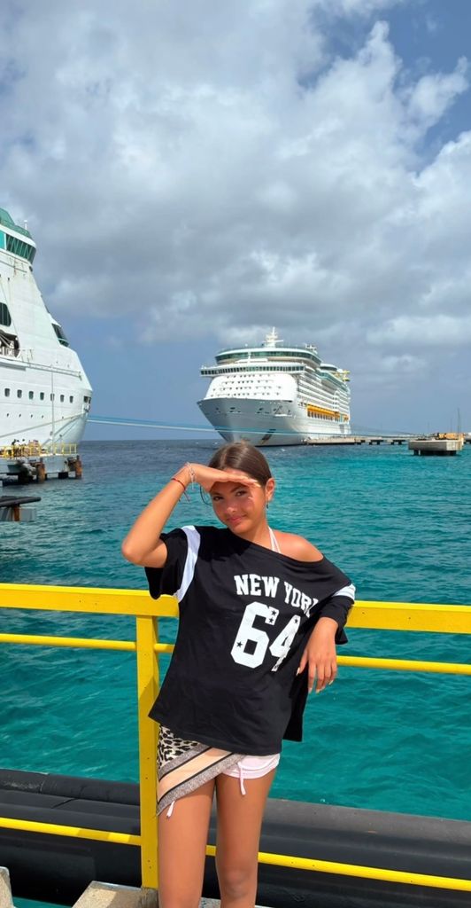 Rafaela, la hija de Cristian Castro, está de vacaciones con su mamá en Curazao. 