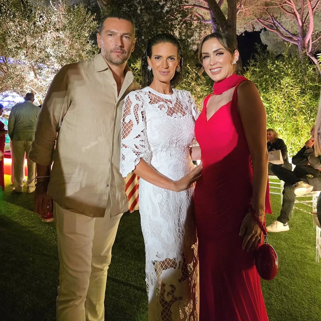 Jacky Bracamontes y Martín Fuentes junto a Verónica Bocelli, esposa del tenor.