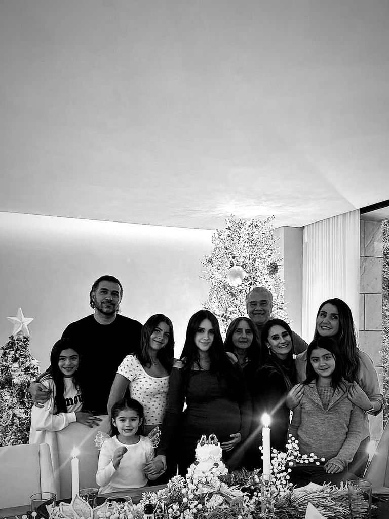 Dulce María junto a su familia celebrando su cumpleaños.