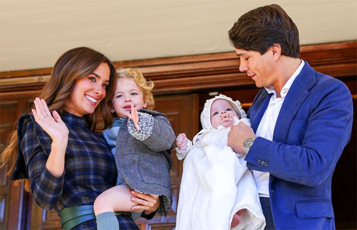 María Pombo y Pablo Castellano con sus dos hijos ante la prensa