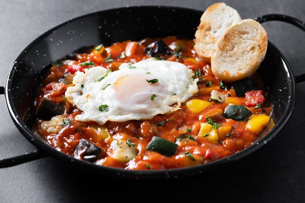 Pisto de verduras ultracongeladas con huevo a la plancha