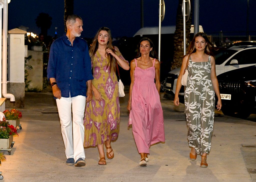 LOS REYES JUNTO A SUS HIJAS ACUDEIENDO A CENAR A UN RESTAURANTE EN MALLORCA