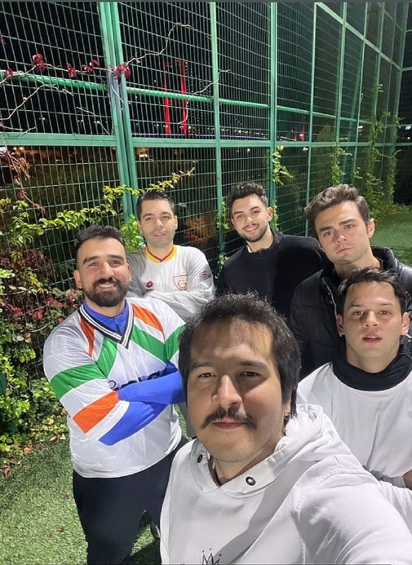 Yiğit Koçak y Cihan Şimşek, de 'Hermanos', a punto de jugar un partido de futbol junto a unos amigos