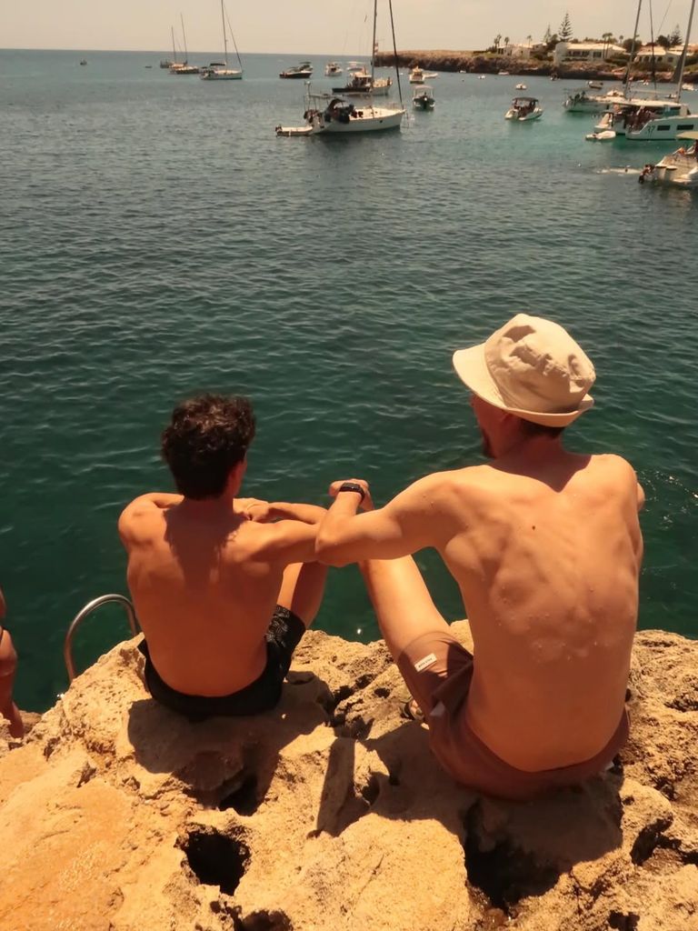 Marc y Álex Márquez, en Menorca de espaldas al mar