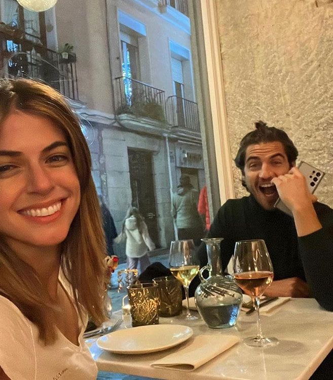Maxi Iglesias y Stephanie Cayo en una cena romántica 