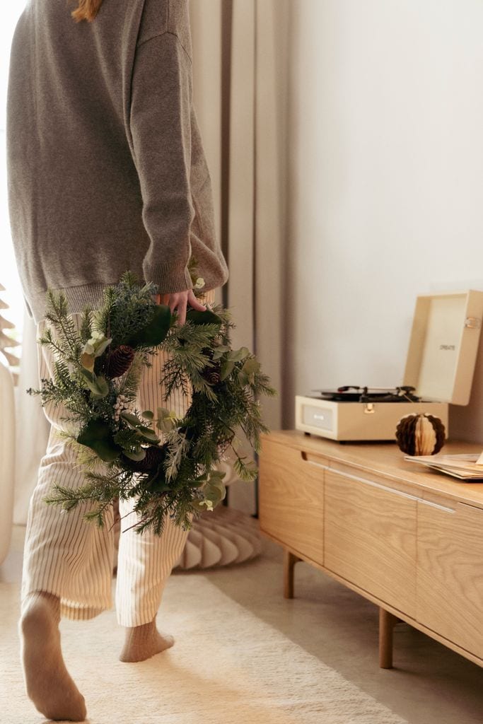 Salón decorado de Navidad con una corona botánica