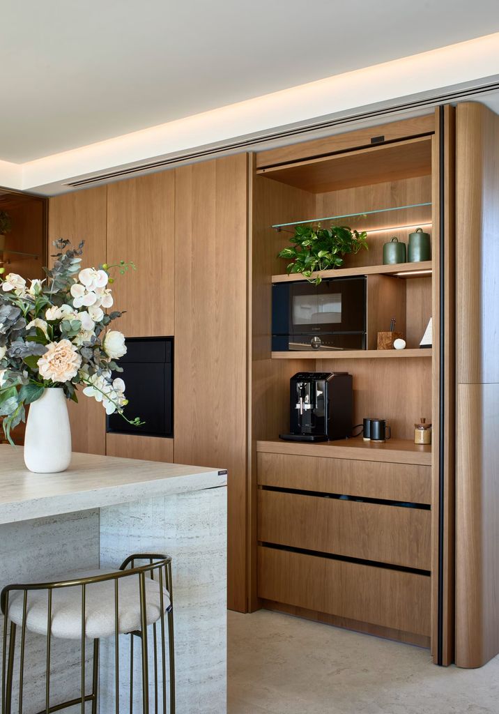 Cocina con mueble desayunador de madera