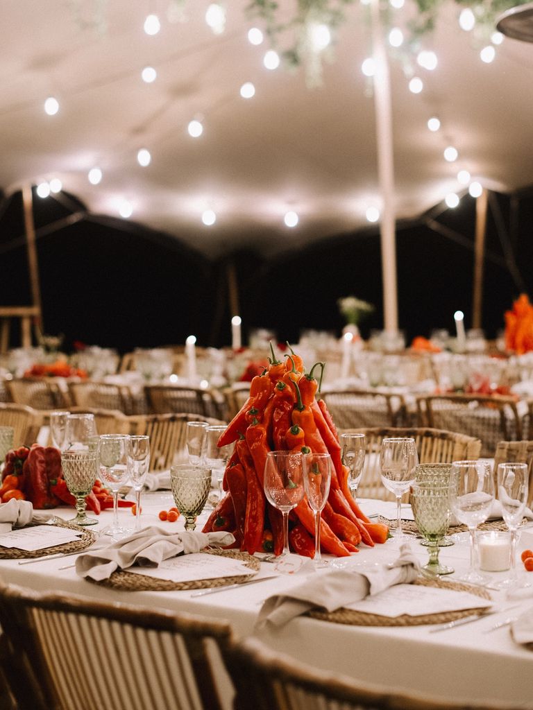 Decoración de mesas de boda con frutas y verduras pimientos