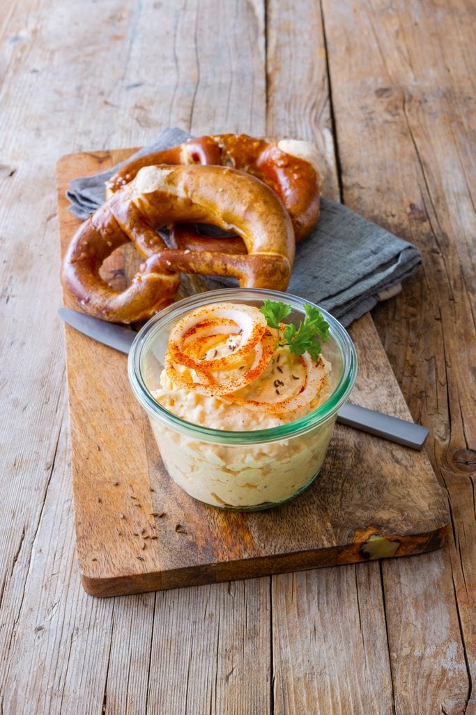Los pretzels suelen ser acompañante habitual de este aperitivo.