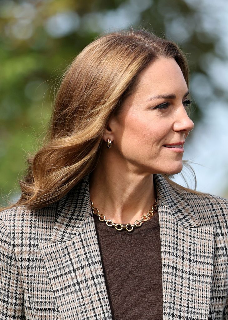 Kate Middleton con blazer de cuadros y mocasines en un paseo por el campo