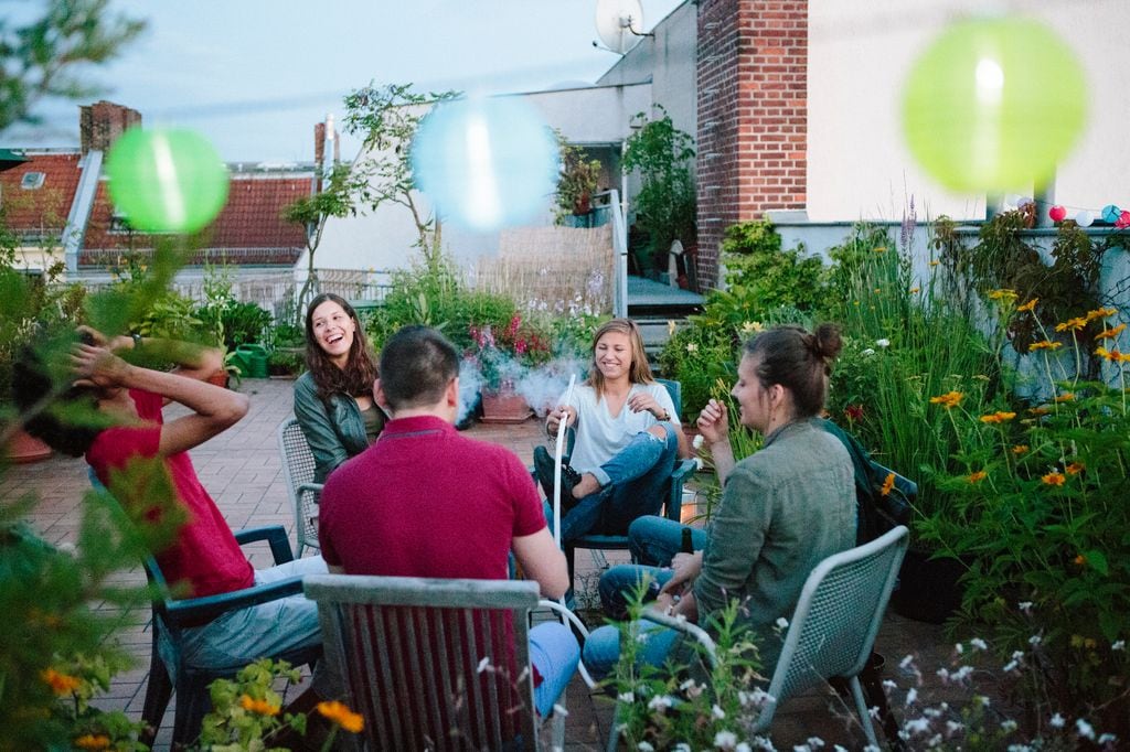 Amigos fumando en una terraza 