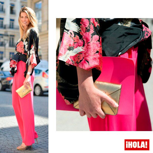 Lorena Vergani con un top vintage estilo kimono de color negro con estampados, pantalones en fucsia de Sandra Mansour y clutch dorado tipo sobre, de Corto Moltedo.

