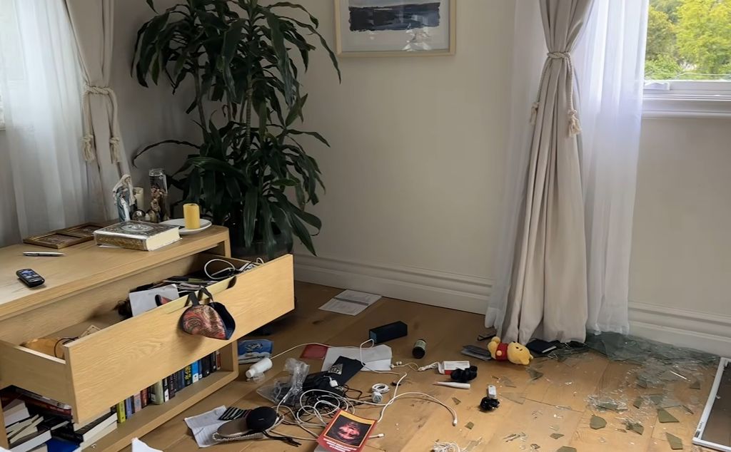 Así quedó una de las habitaciones de la casa de la pareja, tras el robo.
