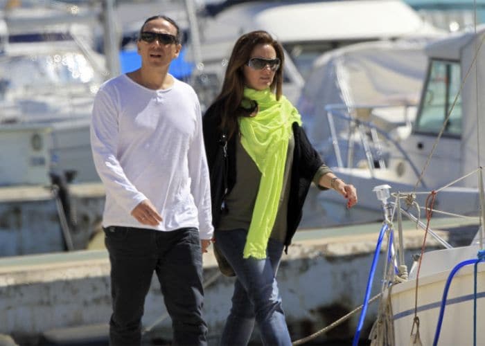 Carmen Morales y Luis Guerra dando un paseo
