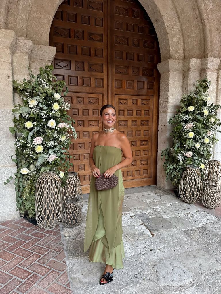 Carmen Faria, un vestido oliva con dos posibilidades para una boda de amigas