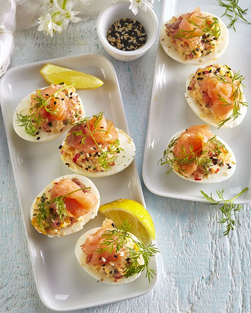 Huevos rellenos con salmón ahumado.