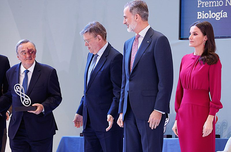 Don Felipe y doña Letizia con Mariano Barbacid 
