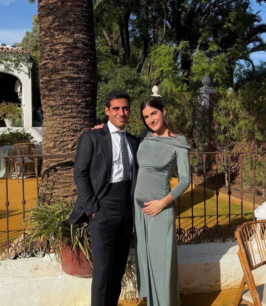 Blanca Llandres y Alberto Herrera en una boda en Sevilla.