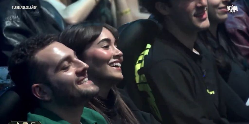 Aitana apoyando a su novio