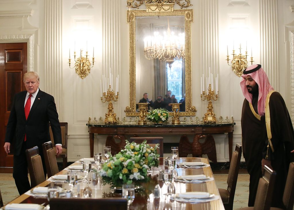 Plano medio de Donald Trump y el rey de Arabia Saudí llegando a una comida oficial