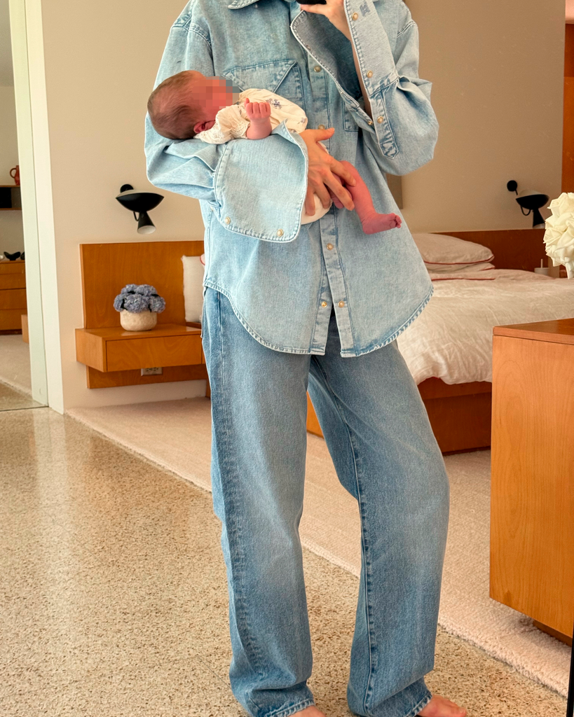 Elsa Hosk posando con su recién nacida