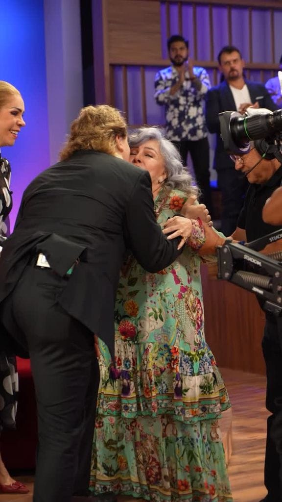 Cristian Castro se deshizo en halagos al hablar de su madre, Verónica Castro.