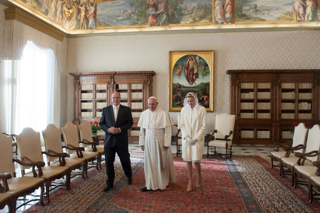 El papa Francisco recibió al príncipe Alberto II de Mónaco y a su esposa Charlene Wittstock en la Biblioteca Privada del Palacio Apostólico. Ciudad del Vaticano, 18 de enero de 2016.
