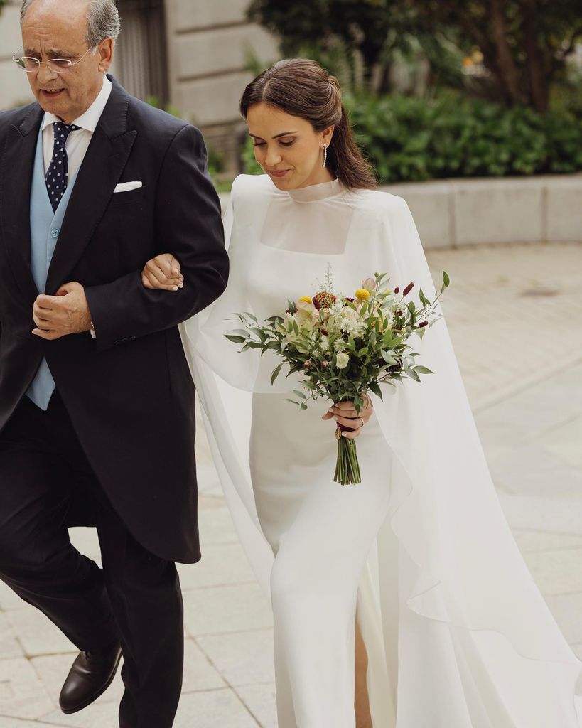 Novias con hombreras y capa