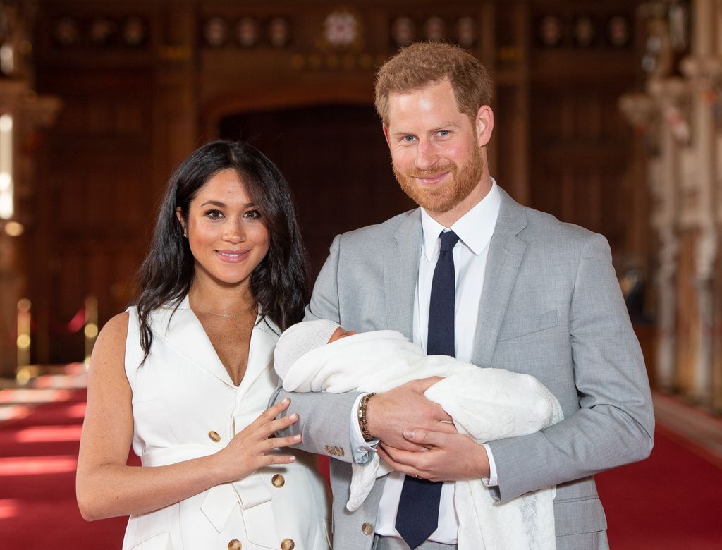 Dos días después de dar a luz, Meghan presentó al pequeño Archie en compañía del príncipe Harry en Windsor. 
