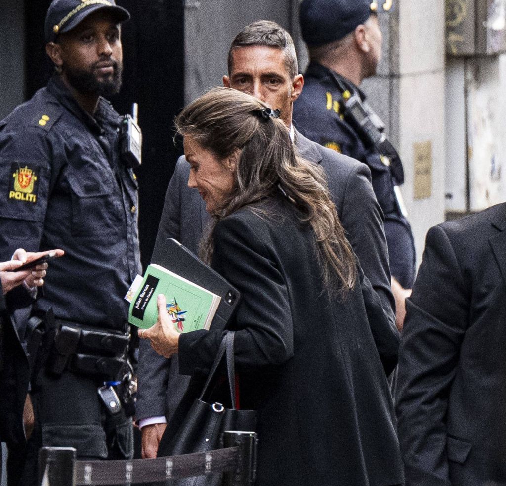 La reina Letizia llegando al Grand Hotel la víspera del funeral de Estado del rey Harald en Oslo, Noruega, el 8 de septiembre de 2026