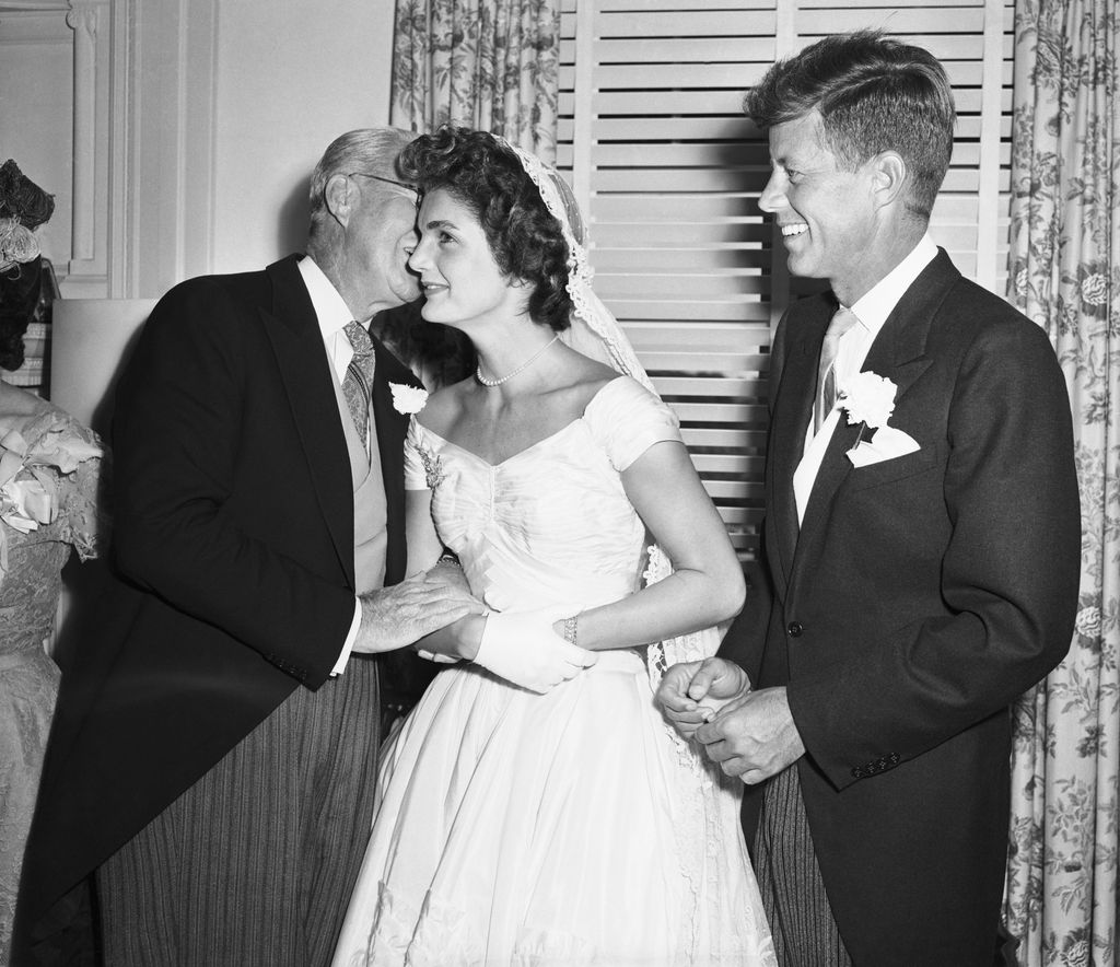 Joseph P. Kennedy besa a su nuera, Jacqueline Lee Bouvier, durante su boda con el entonces senador John F. Kennedy en 1953