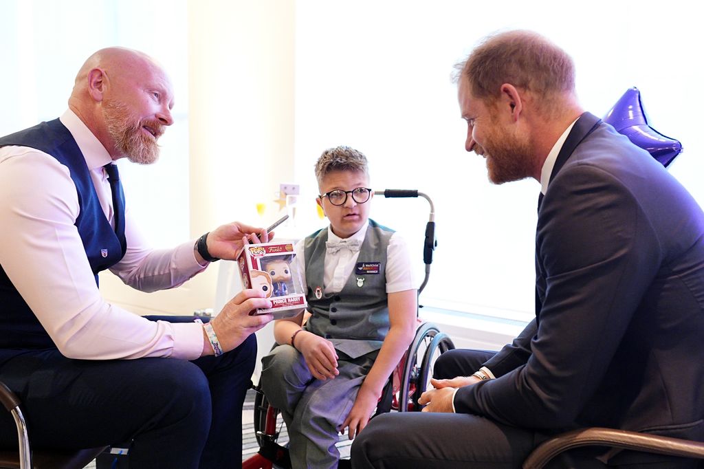 El duque de Sussex con uno de los protagonistas de la gala