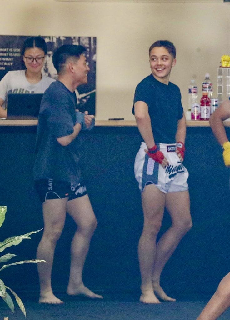 Knox Jolie se dejó ver muy feliz tras su llegada a su entrenamiento.