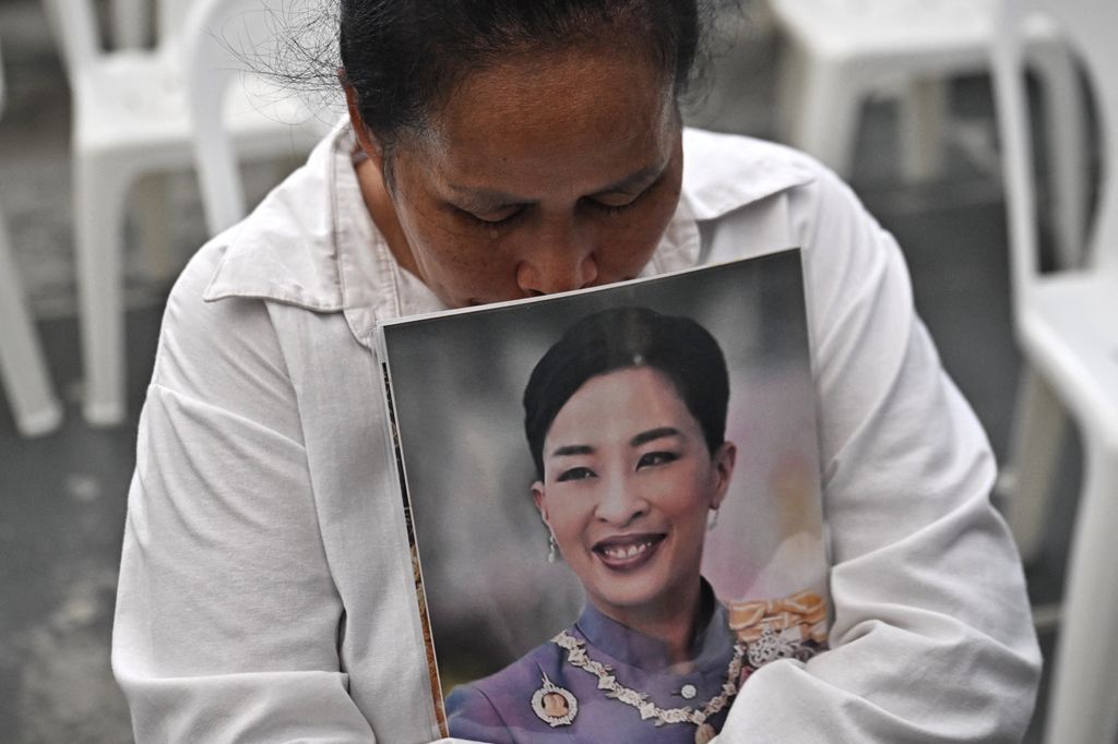Una mujer con un retrato de la princesa Bajrakitiyabha Mahidol 