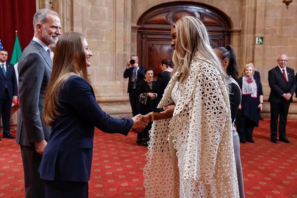 La princesa Leonor entrega una insignia a la extenista estadounidense Serena Williams, Premio Princesa de Asturias de los Deportes, durante la audiencia a  los galardonados con los Premios Princesa de Asturias 2025