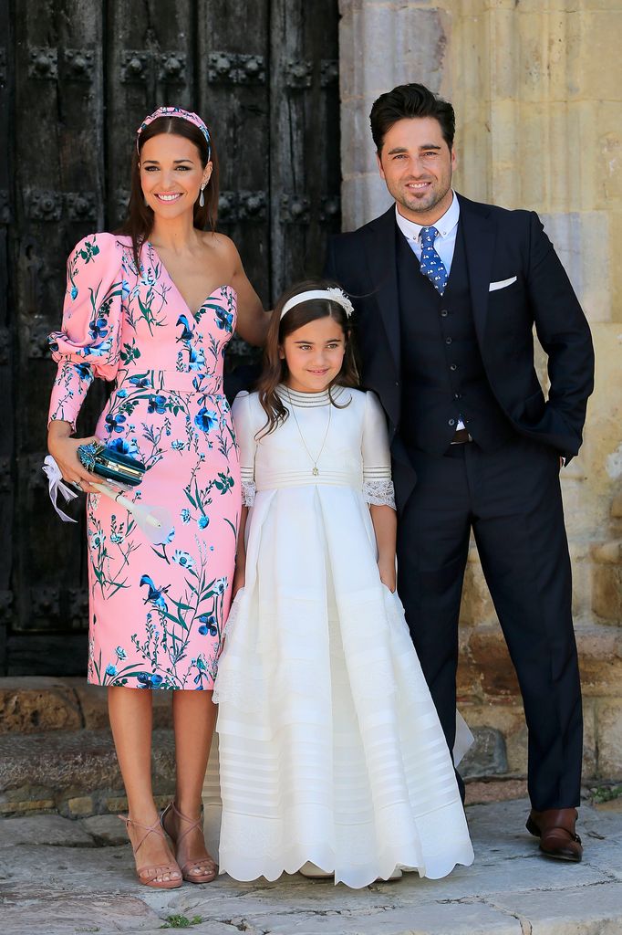 Daniella con sus padres, Paula Echevarría y David Bustamante, el día de su Primera Comunión, celebrada el 17 de junio de 2017 en San Vicente de la Barquera, Cantabria 