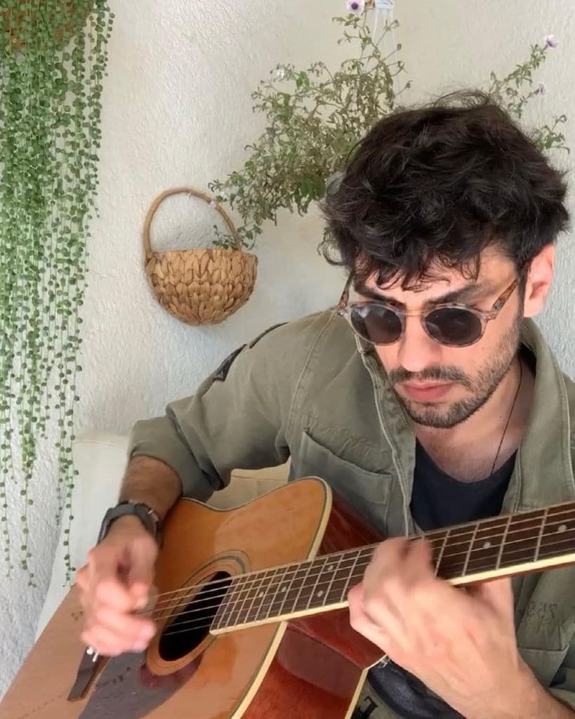 El actor es una apasionado de la música y toca varios instrumentos