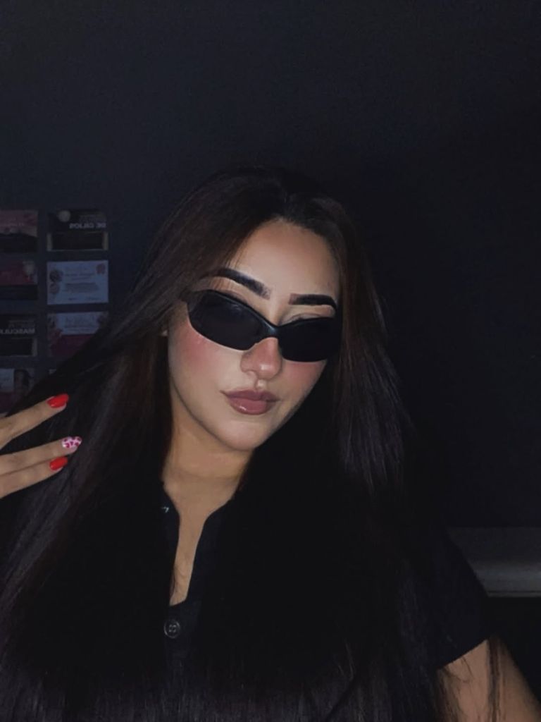 La influencer no pudo evitar las balas