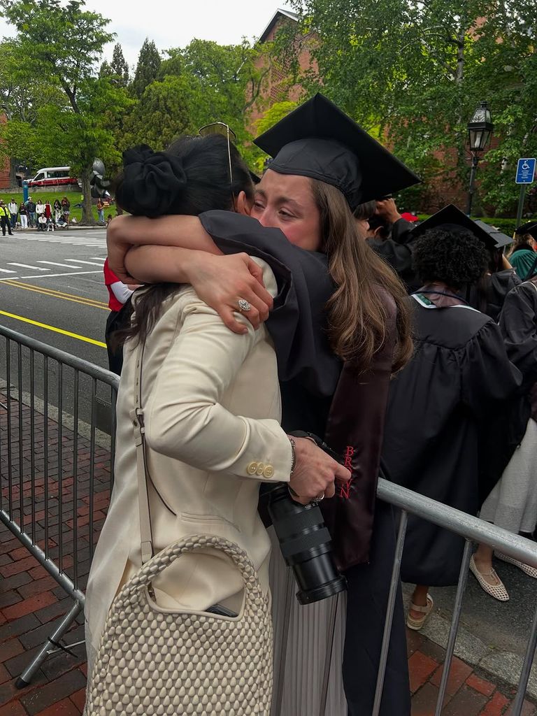 Carys llorando de emoción, mientras abraza a su orgullosa madre.