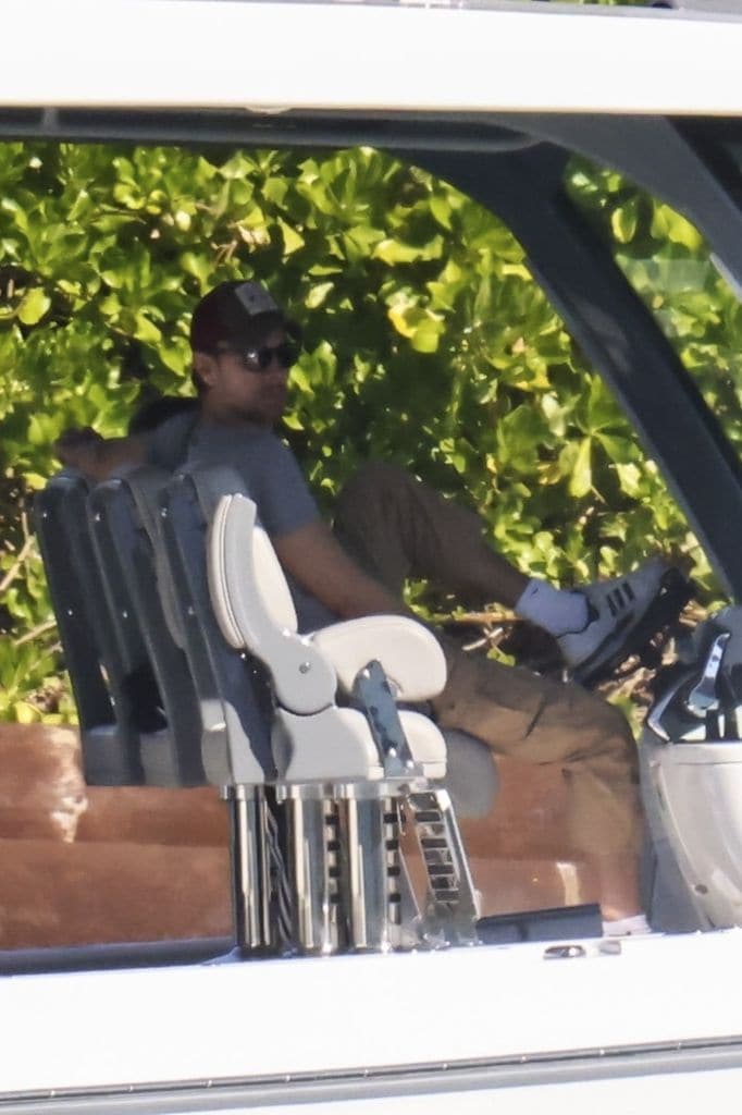 El cantante escogió un 'look' cómodo para su jornada en el mar