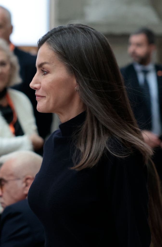 Primer plano de la reina Letizia con vestido negro