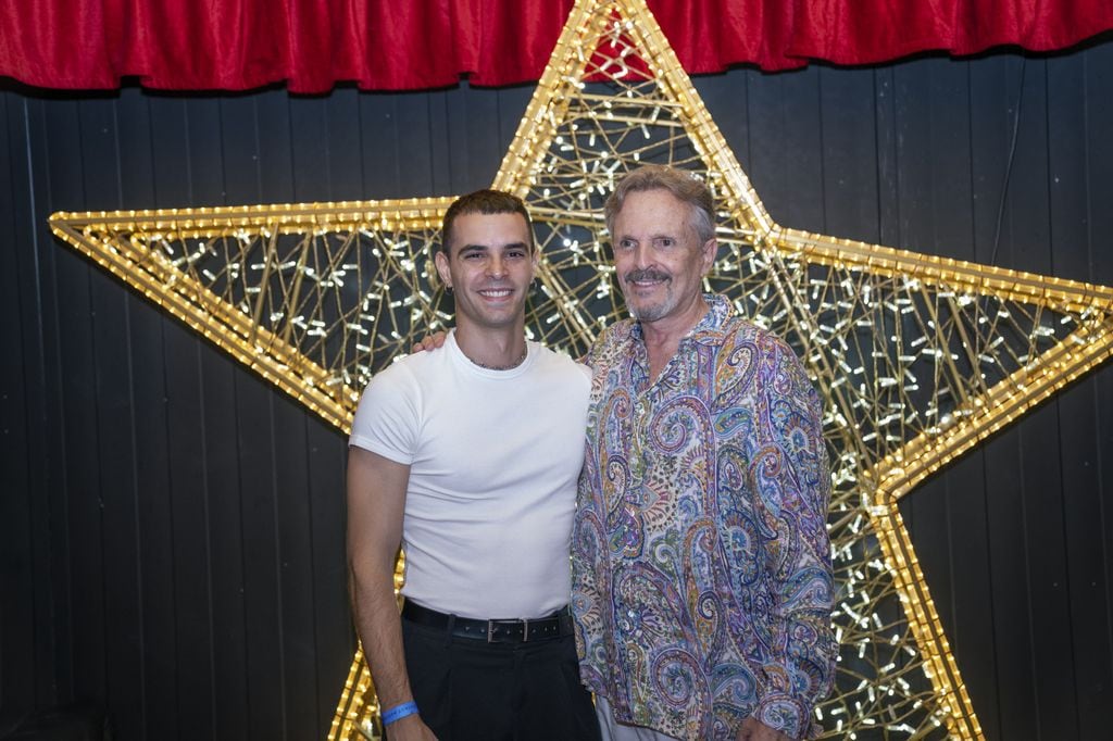 Miguel Bose y Jose Pastor tras el concierto